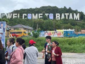 Spanduk Prabowo-Gibran Nodai Welcome to Batam, Satpol PP Tak Berani Copot