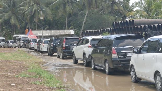 Wisatawan padati Pantai Mutiara, Trenggalek jelang pergantian tahun.
