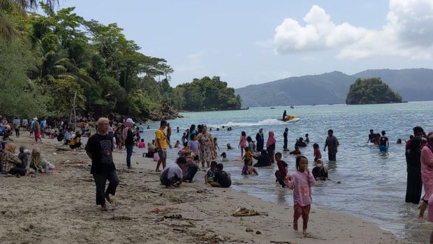 Wisatawan padati Pantai Mutiara, Trenggalek jelang pergantian tahun.