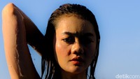 Pose Zabylla di kolam renang. (Foto: Andhika Prasetia)