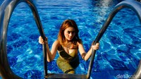 Zabylla hendak mau turun ke kolam berenang. (Foto: Andhika Prasetia)