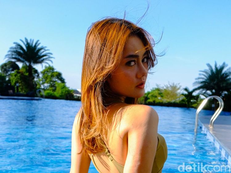 6 Potret DJ Zabylla Basah-basahan