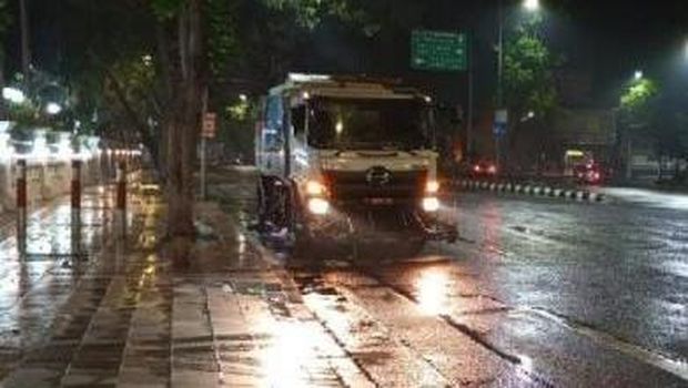 Banyak warga yang merayakan malam tahun baru 2024 di Surabaya. Itu dibuktikan dengan banyaknya sampah yang terkumpul pascaperayaan.