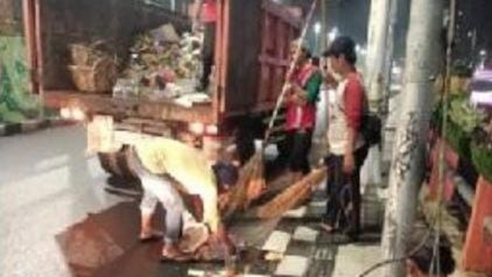 Banyak warga yang merayakan malam tahun baru 2024 di Surabaya. Itu dibuktikan dengan banyaknya sampah yang terkumpul pascaperayaan.