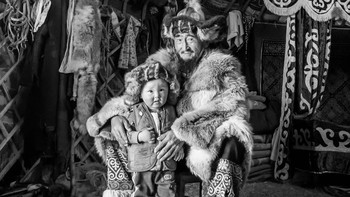 The Last of the Eagle Hunters karya Rachel Rudwall terpilih sebagai juara kategori Travel. Foto: Rachel Rudwall/2023 reFocus Awards Black and White Photo Contest