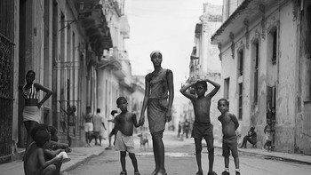 Mayti Series karya David Allan Brandt dinobatkan sebagai juara kategori Fashion & Beauty. Foto: David Allan Brandt/2023 reFocus Awards Black and White Photo Contest