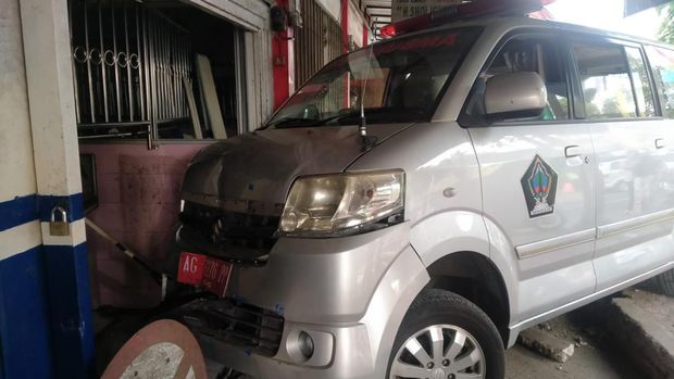 Ambulans Dinas Kesehatan (Dinkes) Kabupaten Blitar menabrak toko emas, Senin (1/1/2024). Kecelakaan tersebut terjadi di Jalan Raya Kelurahan Dandong, Kecamatan Srengat.