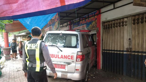 Ambulans Dinas Kesehatan (Dinkes) Kabupaten Blitar menabrak toko emas, Senin (1/1/2024). Kecelakaan tersebut terjadi di Jalan Raya Kelurahan Dandong, Kecamatan Srengat.