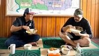 Andre Taulany tak pernah membedakan rekan-rekan komediannya. Para pendatang baru seperti Ebel Cobra juga diajaknya untuk makan bersama dan dijamu makanan lezat. Foto: Instagram/andreastaulany