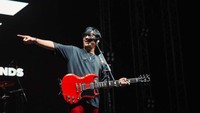 Sayangnya sebuah kabar menyebutkan Andre Taulany dan band Stinky mendapat somasi. Mereka dilarang menyanyikan lagu Mungkinkah oleh pencipta lagu aslinya. Foto: Instagram/andreastaulany