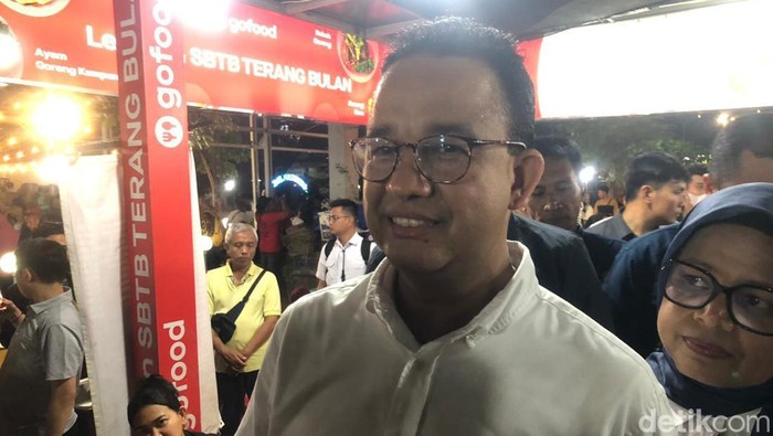 Anies Baswedan usai keluarga makan malam di TM2 Jogja, Minggu (31/12/2023) malam.