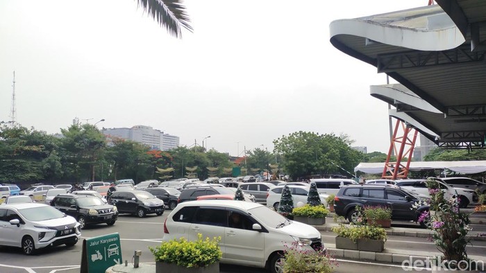 Antrean mengular di pintu masuk Ancol saat libur tahun baru 2024 (Tina/detikcom)