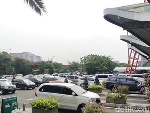 Libur Tahun Baru 2024, Antrean Mengular Terjadi di Pintu Masuk Ancol