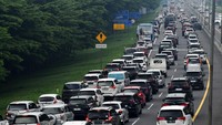 Meningkatnya volume kendaraan mengakibatkan lalu lintas macet. 