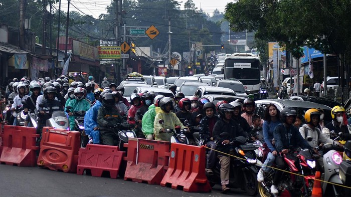 Sejumlah kendaraan roda empat melintas di Tol Jagorawi menuju Gerbang Tol Ciawi, Kabupaten Bogor, Jawa Barat, Senin (1/1/2024). Kasat Lantas Polres Bogor AKP Rizky Guntama mengatakan bahwa puncak arus balik liburan tahun baru akan terjadi pada Senin (1/1/2024) dengan jumlah sebanyak 32 ribu kendaraan turun dari jalur wisata Puncak, Bogor menuju Jakarta.