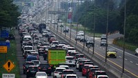 Sejumlah kendaraan roda empat melintas di Tol Jagorawi menuju Gerbang Tol Ciawi, Kabupaten Bogor, Jawa Barat, Senin (1/1/2024).