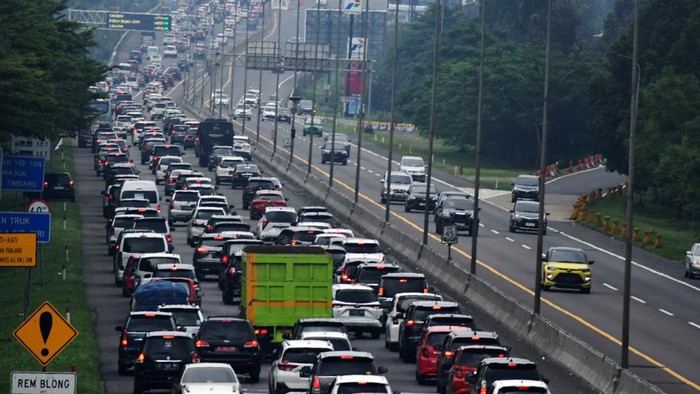 Sejumlah kendaraan roda empat melintas di Tol Jagorawi menuju Gerbang Tol Ciawi, Kabupaten Bogor, Jawa Barat, Senin (1/1/2024). Kasat Lantas Polres Bogor AKP Rizky Guntama mengatakan bahwa puncak arus balik liburan tahun baru akan terjadi pada Senin (1/1/2024) dengan jumlah sebanyak 32 ribu kendaraan turun dari jalur wisata Puncak, Bogor menuju Jakarta.