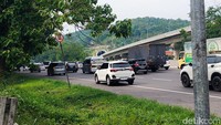 Pihak kepolisian berlakukan cara bertindak (cb) buka tutup rest area KM 125 untuk menghindari perlambatan di ruas tol. 