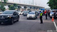 Kecepatan kendaraan di lajur B dari Bandung arah Jakarta sekitar 30 sampai 40 kilometer per jam.