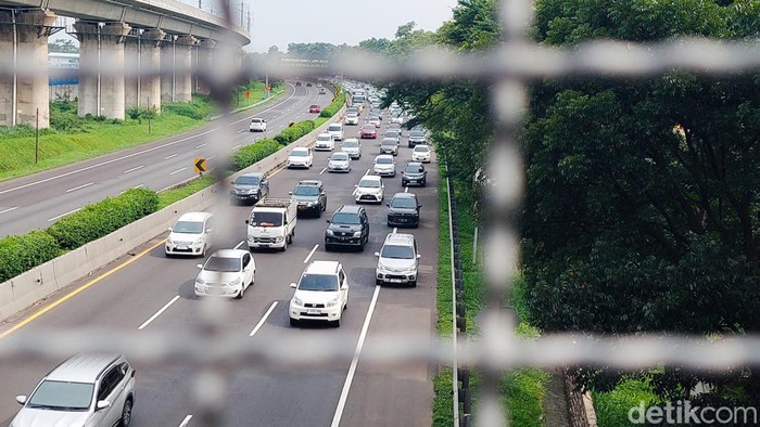 Arus balik libur Tahun Baru 2024 mulai terjadi di ruas Jalan Tol Cipularang KM 125, Senin (1/1/2024). Arus balik libur Tahun Baru 2024 mulai terjadi di ruas Jalan Tol Cipularang KM 125, Senin (1/1/2024).