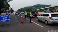 Pengunjung rest area KM 125 diberi batas waktu untuk melakukan segala aktivitas. Kemudian diminta segera berangkat untuk memberi kesempatan pada pengendara lainnya yang hendak masuk. 