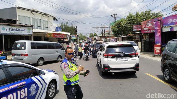 Arus lalu lintas di Simpang Bojong menuju objek wisata Linggarjati terpantau adat, senin (1/1/2024)