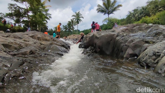 Asyiknya berenang di Sungai Cileueur, obyek wisata alam Cadas Ngampar Ciamis.
