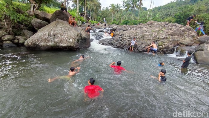 Asyiknya berenang di Sungai Cileueur, obyek wisata alam Cadas Ngampar Ciamis.