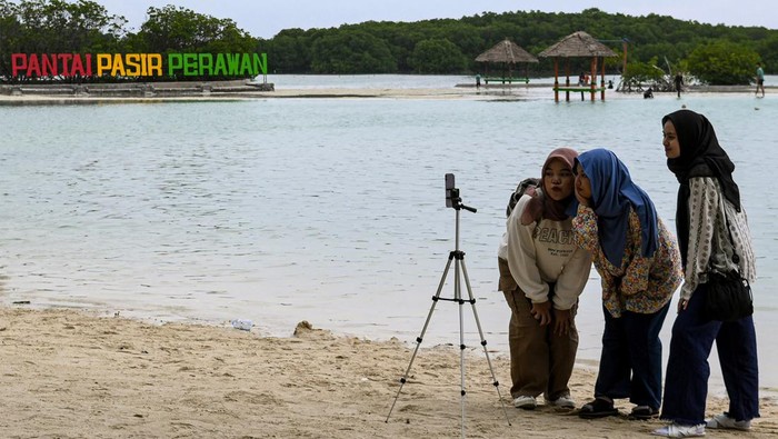 Asyiknya Menikmati Tahun Baru di Pantai Perawan Sejumlah wisatawan berlibur di Pantai Perawan, Pulau Pari, Kepulauan Seribu, Jakarta, Senin (1/1/2023). Kantor Kesyahbandaran dan Otoritas Pelabuhan Kelas IV (KSOP) Kepulauan Seribu menyatakan jumlah wisatawan saat libur Natal 2023 dan Tahun Baru 2024 mencapai 20.919, atau naik dibandingkan periode tahun 2022 yang hanya sebanyak 5.529 ribu wisatawan di wilayah Kepulauan Seribu.