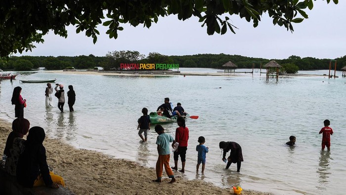 Asyiknya Menikmati Tahun Baru di Pantai Perawan Sejumlah wisatawan berlibur di Pantai Perawan, Pulau Pari, Kepulauan Seribu, Jakarta, Senin (1/1/2023). Kantor Kesyahbandaran dan Otoritas Pelabuhan Kelas IV (KSOP) Kepulauan Seribu menyatakan jumlah wisatawan saat libur Natal 2023 dan Tahun Baru 2024 mencapai 20.919, atau naik dibandingkan periode tahun 2022 yang hanya sebanyak 5.529 ribu wisatawan di wilayah Kepulauan Seribu.