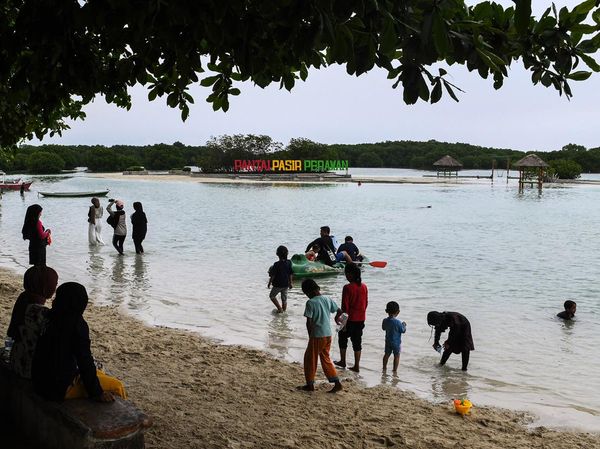 Asyiknya Menikmati Libur Tahun Baru di Pantai Pasir Perawan