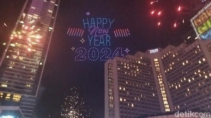 Atraksi drone di Bundaran HI saat malam tahun baru 2024. (Kurniawan/detikcom)