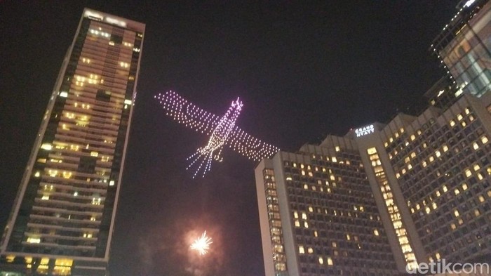 Atraksi drone di Bundaran HI saat malam tahun baru 2024. (Kurniawan/detikcom)