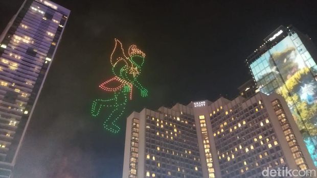 Atraksi drone di Bundaran HI saat malam tahun baru 2024. (Kurniawan/detikcom)