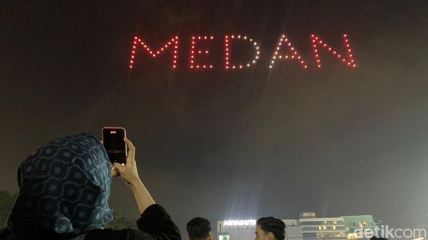 Atraksi Drone Light Show saat detik-detik pergantian tahun di Lapangan Benteng Medan. (Kartika Sari/detikSumut).