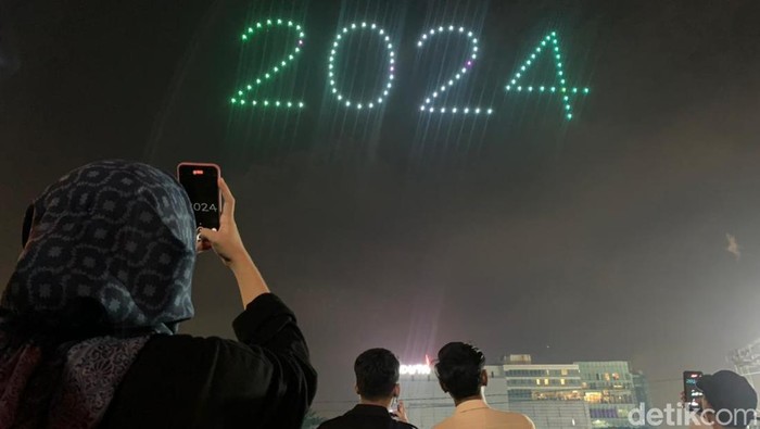 Atraksi Drone Light Show saat detik-detik pergantian tahun di Lapangan Benteng Medan. (Kartika Sari/detikSumut).
