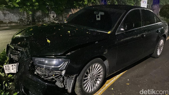 Audi ringsek usai tabrak pohon di Surabaya