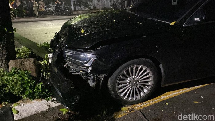 Audi ringsek usai tabrak pohon di Surabaya