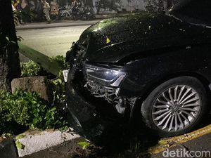Pengemudi Diduga Ngantuk Berujung Audi Ringsek Tabrak Pohon di Surabaya