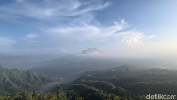 Awan tipis tampak menyelimuti Gunung Batur saat dipantau dari Jalan Penelokan, Kintamani, Bangli, Bali.