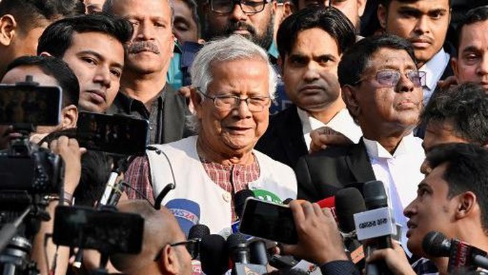 Bangladeshi Nobel peace laureate Muhammad Yunus (C) leaves a court in Dhaka on January 1, 2024. Nobel peace laureate Muhammad Yunus was convicted on January 1, of violating Bangladeshs labour laws in a case decried by his supporters as politically motivated. (Photo by Munir UZ ZAMAN / AFP)