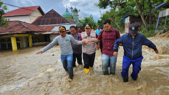 Banjir besar yang merendam Kota Sungai Penuh Jambi.