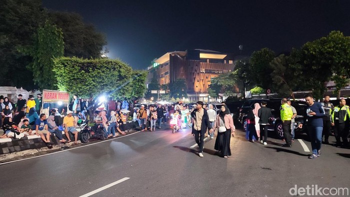 Banyak pengunjung datang dengan pasangan atau keluarga menanti pesta kembang api yang digelar sejumlah hotel di sekitar Simpang Lima, Minggu (31/12/2023).