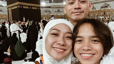 7 Foto BCL Tampil dengan Hijab Syari Saat Umrah Bareng Suami di Tahun Baru