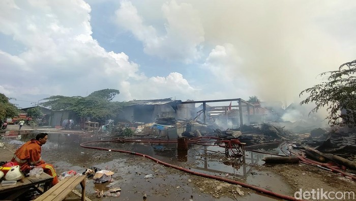 Belasan rumah yang terdampak kebakaran gudang palet di Dupak Masigit Surabaya