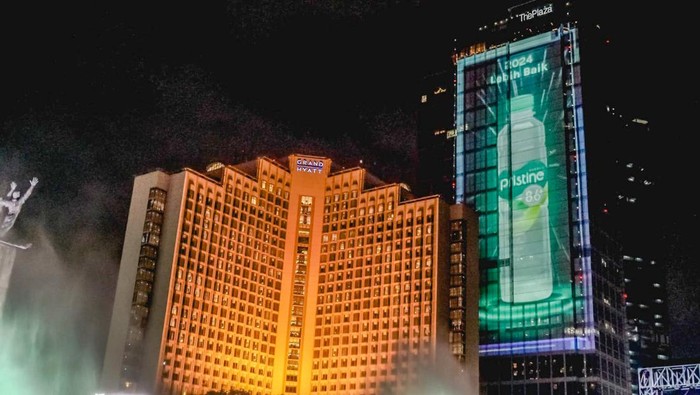 Berbagi Kebaikan Bersama Ratusan Ribu Masyarakat di Perayaan Tahun Baru 2024 Sebuah pertunjukan malam pergantian Tahun Baru berkelas dunia di gelar di Bunderah Hotel Indonesia Jakarta bersama ratusan ribu masyarakat yang hadir.