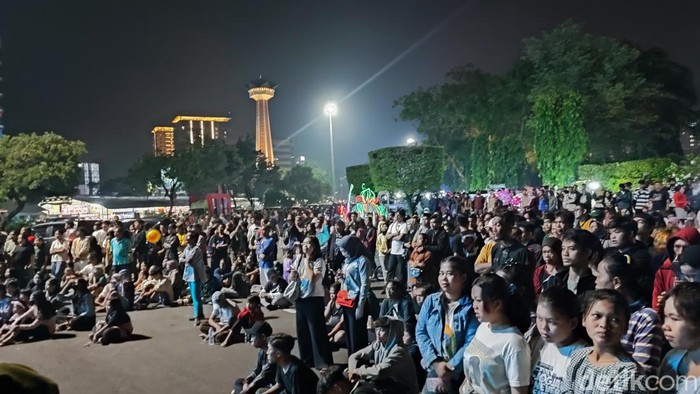 Car free night diberlakukan mengingat banyaknya pengunjung yang datang di kawasan Simpang Lima Semarang, Minggu (31/12/2023). Car free night diberlakukan mengingat banyaknya pengunjung yang datang di kawasan Simpang Lima Semarang, Minggu (31/12/2023).