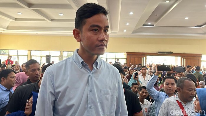 Cawapres nomor urut dua , Gibran Rakabuming Raka ditemui di Gedung Kartini, Sragen, Senin (1/1/2024).