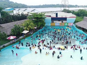 Serunya Main Air dan Kembang Api di Castle Cafe Cikao Park