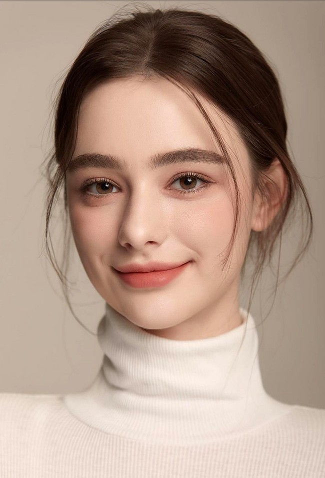 Dasha Taran populer di Instagram, TikTok dan YouTube. Kerap membagikan tutorial makeup dan kesehariannya di YouTube, subscribernya mencapai lebih dari 1,9 juta. Foto: Dok Instagram@taaarannn